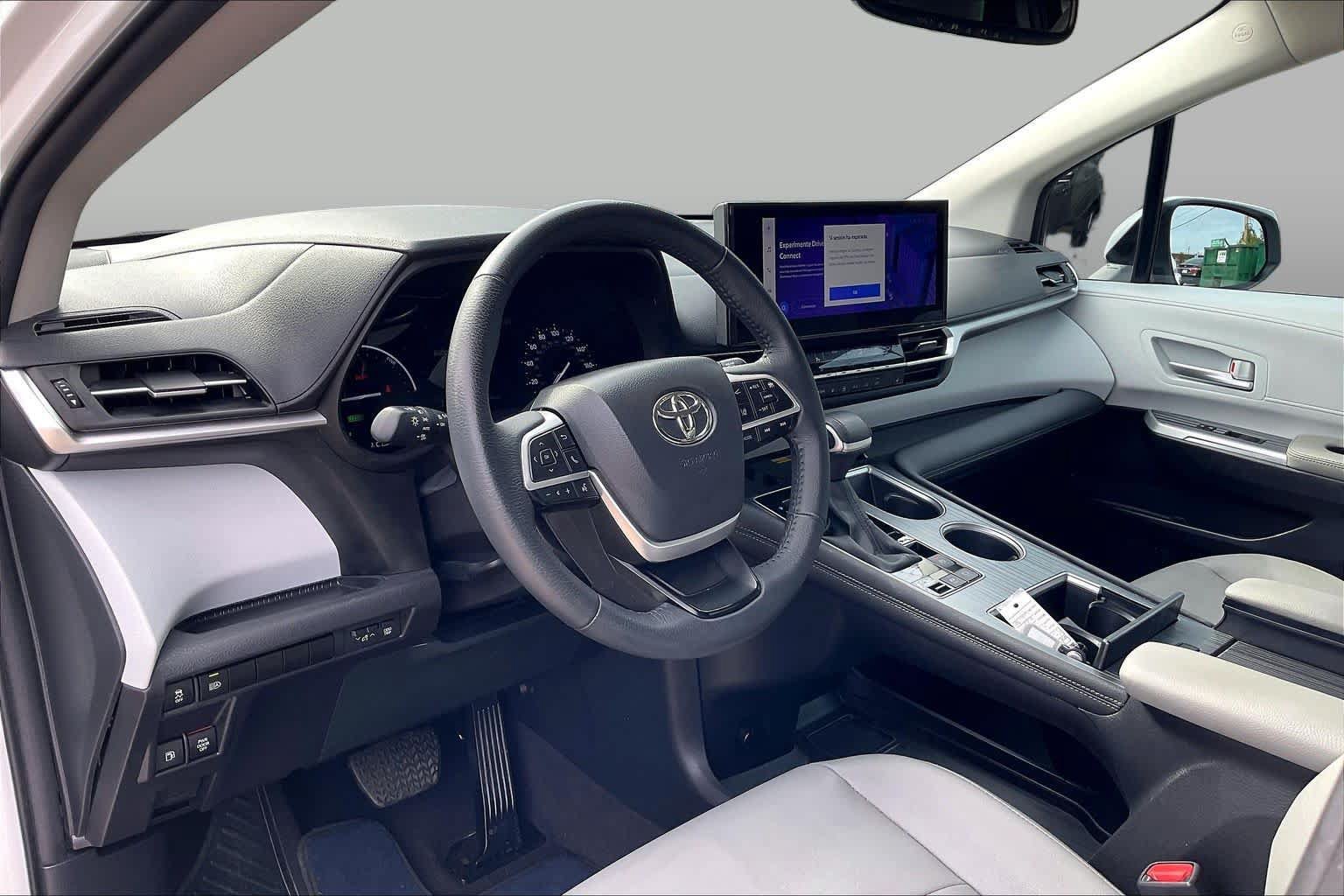 Used 2025 Toyota Sienna XLE FWD image 16