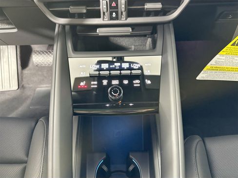 Certified 2025 Porsche Macan Electric image 23