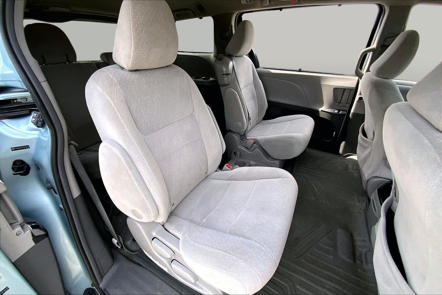 Used 2015 Toyota Sienna LE FWD image 18