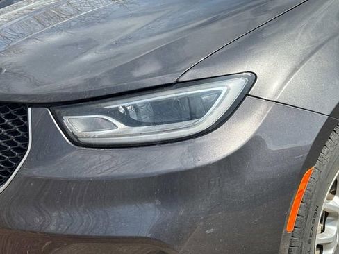 Used 2023 Chrysler Pacifica Touring-L image 10