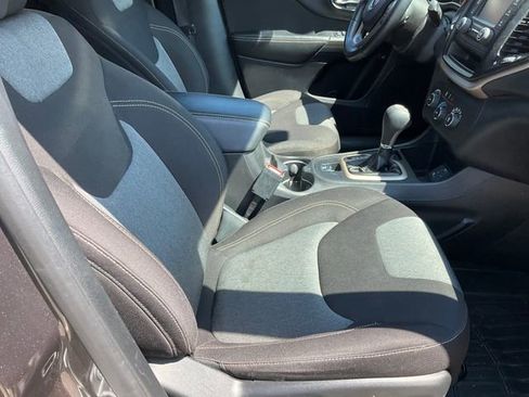 Used 2017 Jeep Cherokee Sport FWD image 9