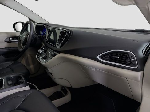Used 2024 Chrysler Pacifica Touring-L image 33