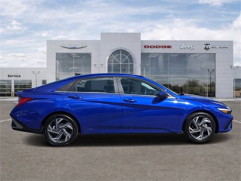 Used 2025 Hyundai Elantra SEL image 2