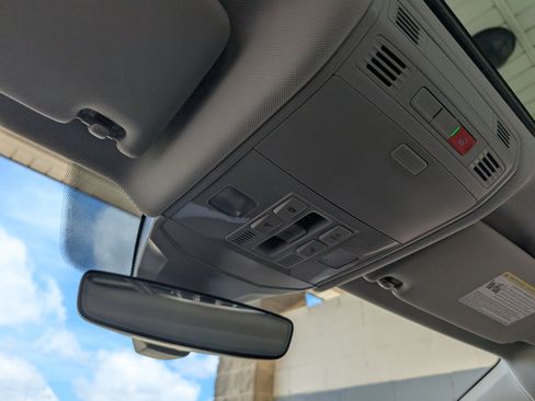Used 2025 Volkswagen Jetta SE w/ Sunroof Package FWD image 31