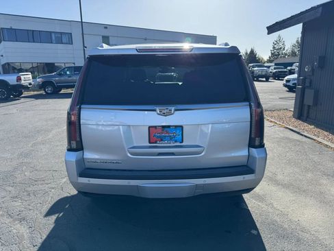 Used 2018 Cadillac Escalade Premium Luxury AWD/4WD image 3