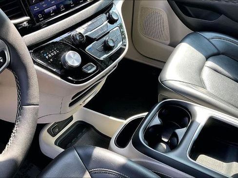 Used 2023 Chrysler Pacifica Touring-L FWD image 14
