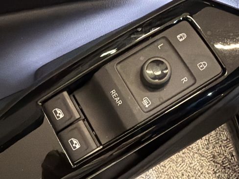 Used 2023 Volkswagen ID.4 Pro S AWD/4WD image 12
