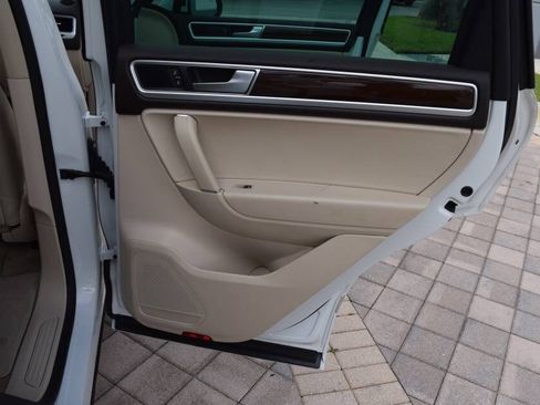 Used 2016 Volkswagen Touareg TDI AWD/4WD image 75