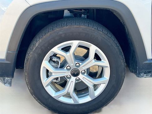 Used 2025 Jeep Compass Latitude image 29