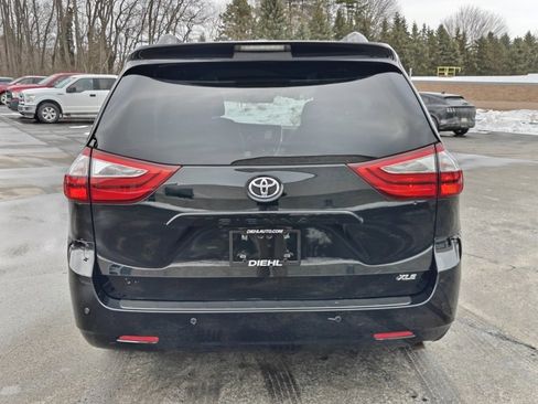 Used 2017 Toyota Sienna XLE image 6