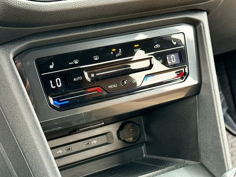 Used 2024 Volkswagen Tiguan SE image 10