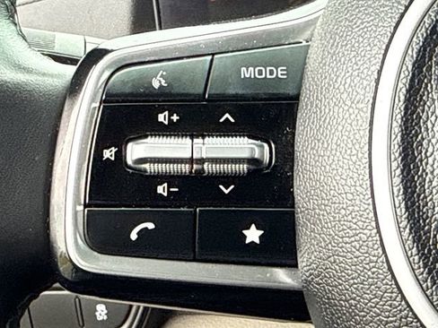 Used 2025 Kia Carnival FWD image 23
