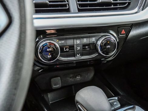 Used 2025 Chevrolet Trax LT FWD image 28