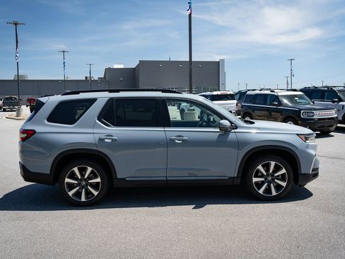 Used 2024 Honda Pilot Touring image 11