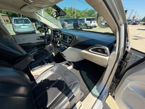 Used 2020 Chrysler Voyager Lxi FWD image 10