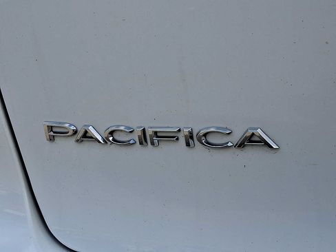 Certified 2023 Chrysler Pacifica Touring-L FWD image 33