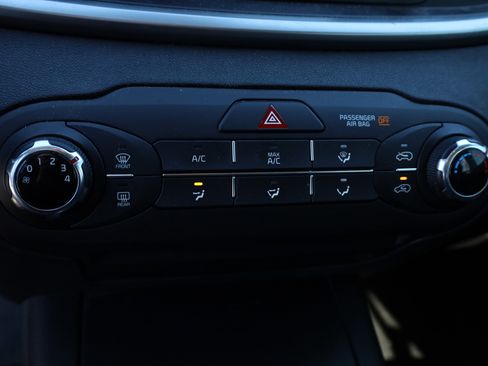 Used 2020 Kia Sorento LX image 11