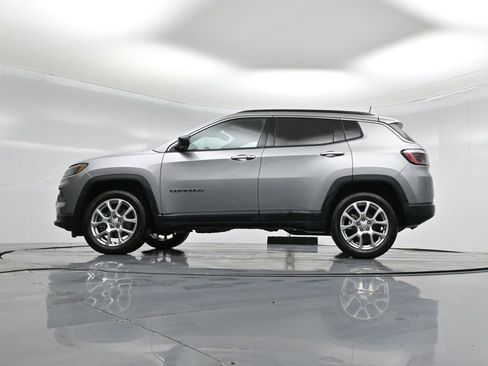 Used 2023 Jeep Compass Latitude image 38