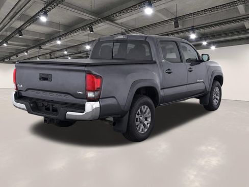 Used 2018 Toyota Tacoma SR5 AWD/4WD image 4