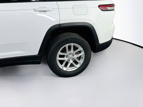Used 2023 Jeep Grand Cherokee Laredo w/ Luxury Tech Group I image 29