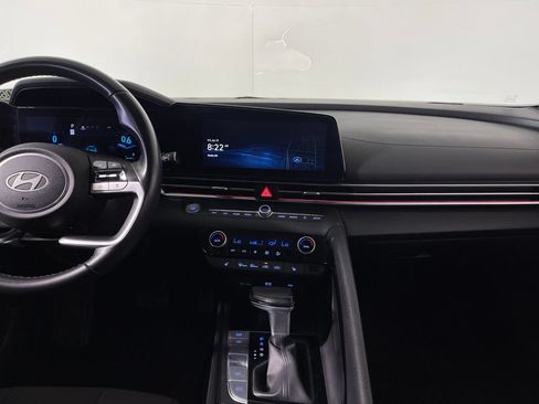 Certified 2025 Hyundai Elantra SEL FWD image 16