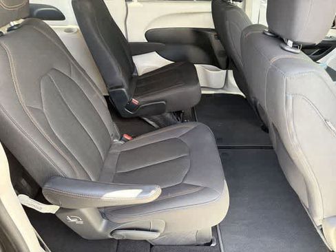 Used 2018 Chrysler Pacifica Touring Plus w/ Tire & Wheel Group FWD image 18