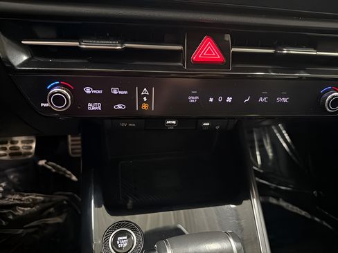 Used 2023 Kia Niro SX Touring FWD image 22