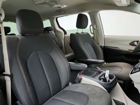 Used 2017 Chrysler Pacifica Touring Plus w/ Tire & Wheel Group FWD image 26