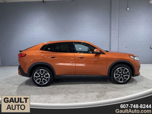 Certified 2025 BMW X2 xDrive28i w/ Premium Package image 2