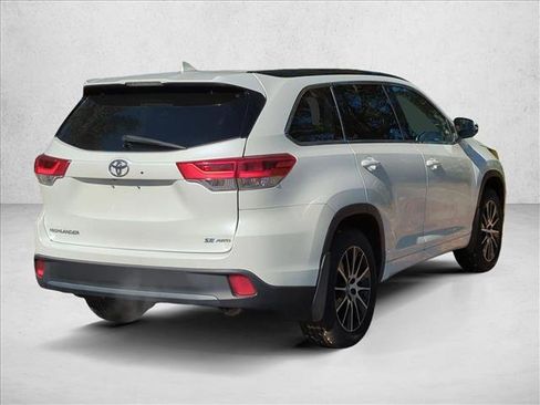 Used 2017 Toyota Highlander SE image 5