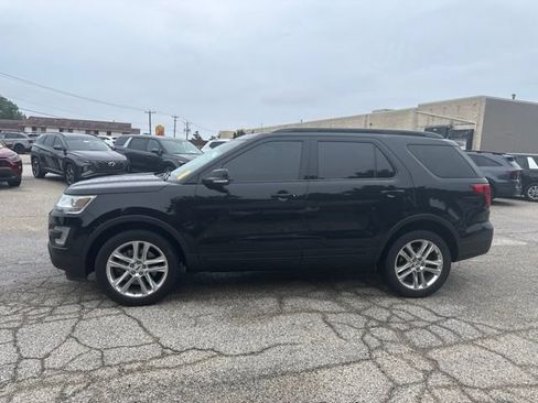 Used 2017 Ford Explorer XLT w/ Equipment Group 202A AWD/4WD image 6