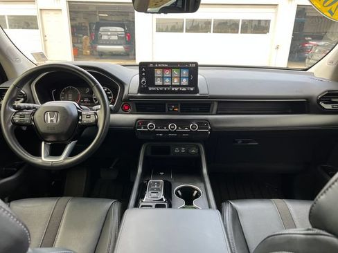 Used 2025 Honda Pilot Touring image 11