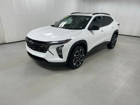 Certified 2024 Chevrolet Trax RS w/ Sunroof Package FWD image 2