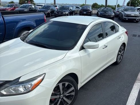 Used 2017 Nissan Altima 2.5 SR image 2