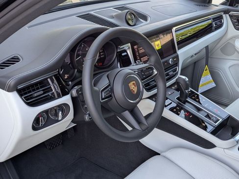 Certified 2026 Porsche Macan AWD/4WD image 4