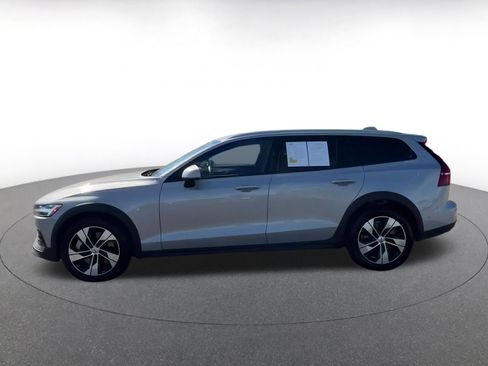 Used 2025 Volvo V60 B5 Cross Country Plus image 9