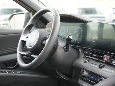 Used 2025 Hyundai Elantra SEL image 13