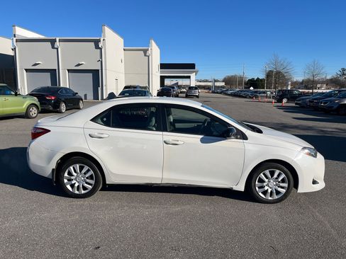 Used 2018 Toyota Corolla LE image 9