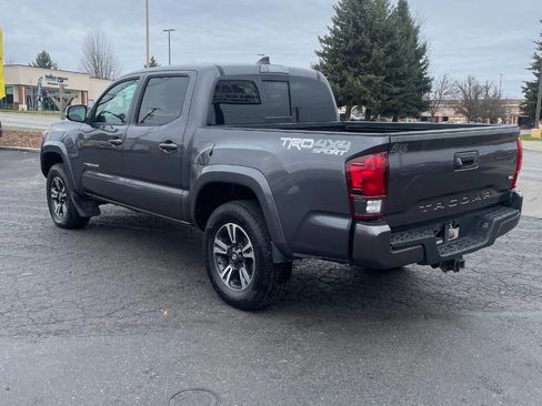 Used 2018 Toyota Tacoma TRD Sport image 4