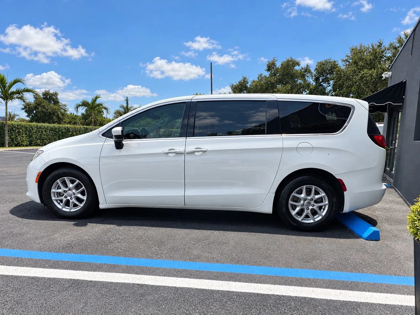 Used 2017 Chrysler Pacifica LX FWD image 8