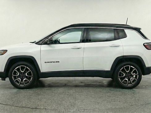 Used 2025 Jeep Compass Trailhawk image 5