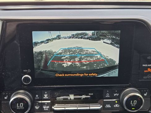 Used 2023 Toyota Highlander XLE FWD image 12