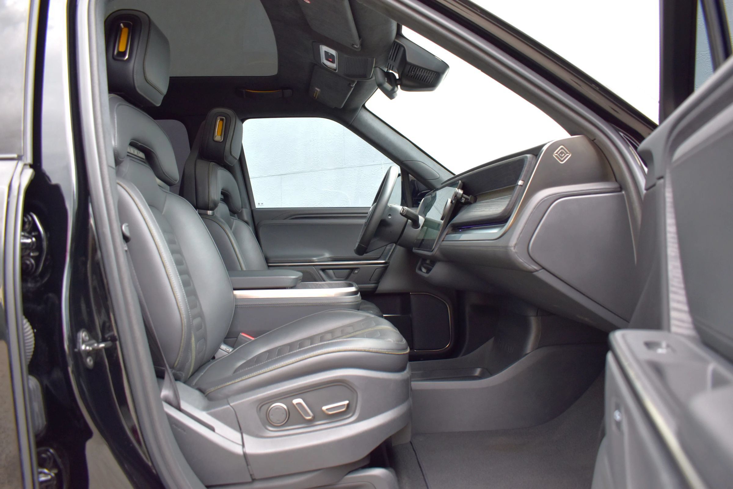 Used 2025 Rivian R1S Adventure Dual AWD/4WD image 32