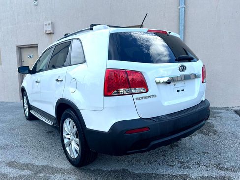 Used 2011 Kia Sorento LX w/ Convenience Pkg image 2