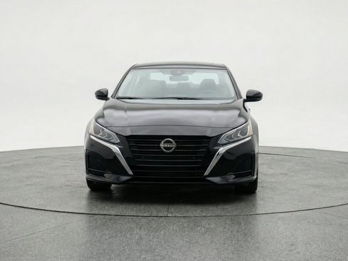 Used 2025 Nissan Altima 2.5 SV FWD image 2