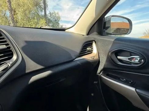 Used 2017 Jeep Cherokee Limited FWD image 26