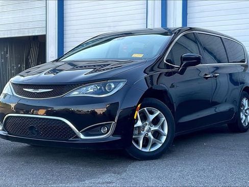 Used 2019 Chrysler Pacifica Touring Plus w/ Advanced Safetytec Group FWD image 3