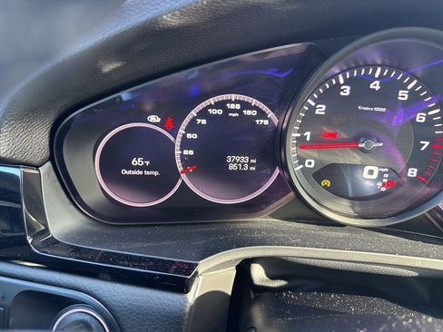 Used 2022 Porsche Cayenne Platinum Edition image 9