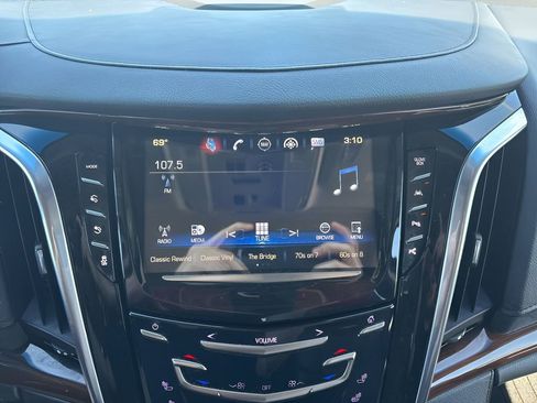 Used 2018 Cadillac Escalade Premium Luxury AWD/4WD image 22