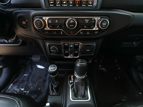 Used 2022 Jeep Wrangler Unlimited Sahara w/ Cold Weather Group AWD/4WD image 20